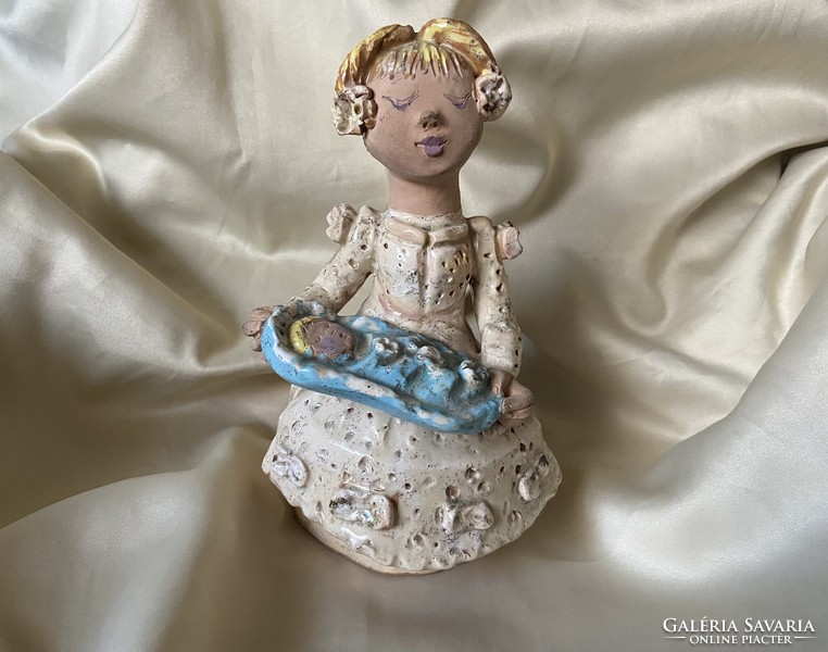 Ceramic mother marked with her child