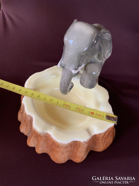 An elephant-sized ashtray or other container