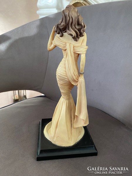 Vittorio Tessaro "Estélyi ruhás hölgy" szobor
