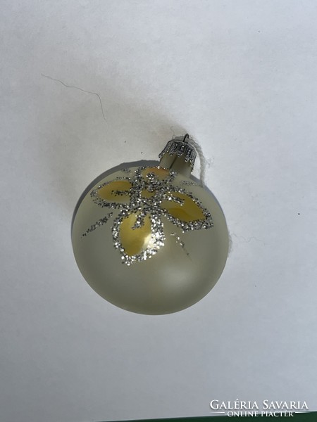 Áttetsző, tejüveg gömb karácsonyi dísz sárga virággal