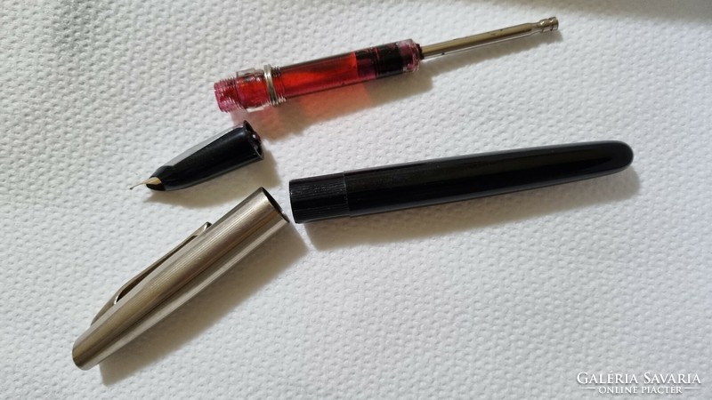 Reciprocating vinyl fountain pen marked with a gold-plated signature tip