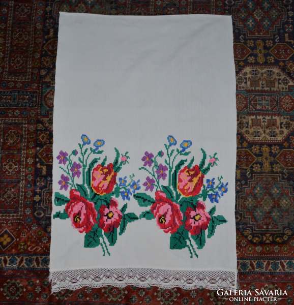 Old linen towel with floral decoration 02