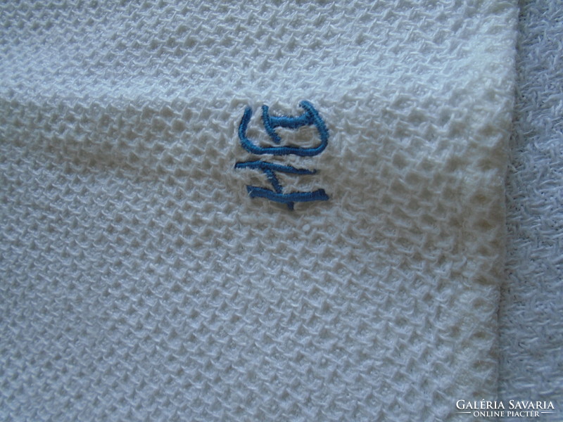 New, soft, thick cotton towel with hg monogram. 91 X 52 cm.
