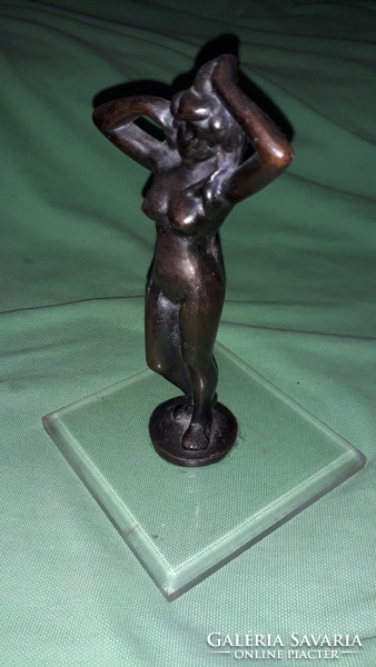 Régi nagyon szép bronz női akt kisebb asztali szobor plekszi kocka talapzaton 14 cm a képek szerint