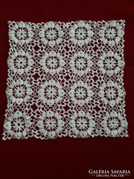 Square crochet tablecloth of 16 stars