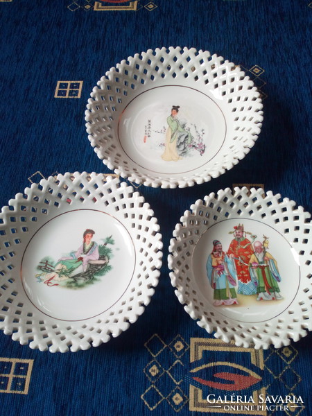 Chinese porcelain bowls with openwork edges
