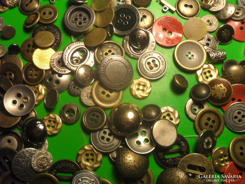 200 old metal buttons