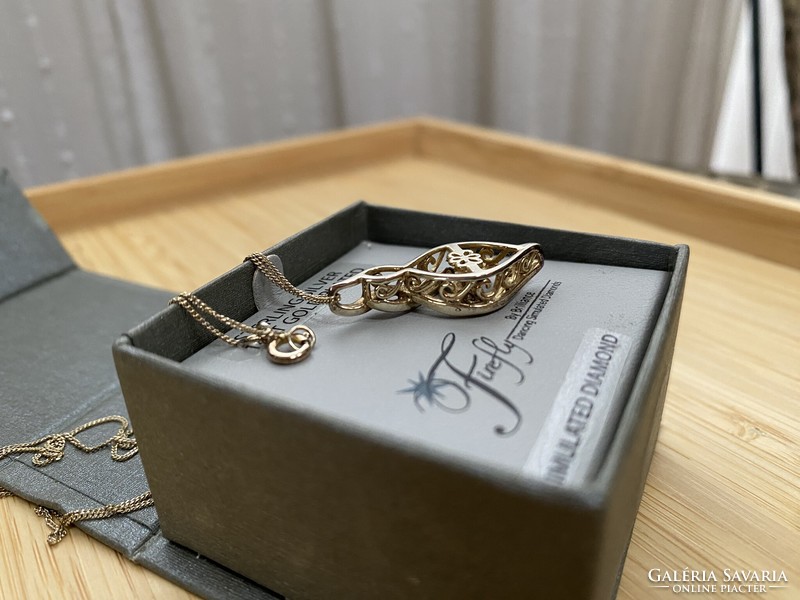 14k aranyozott ezüst nyaklánc csillogó kővel dobozában