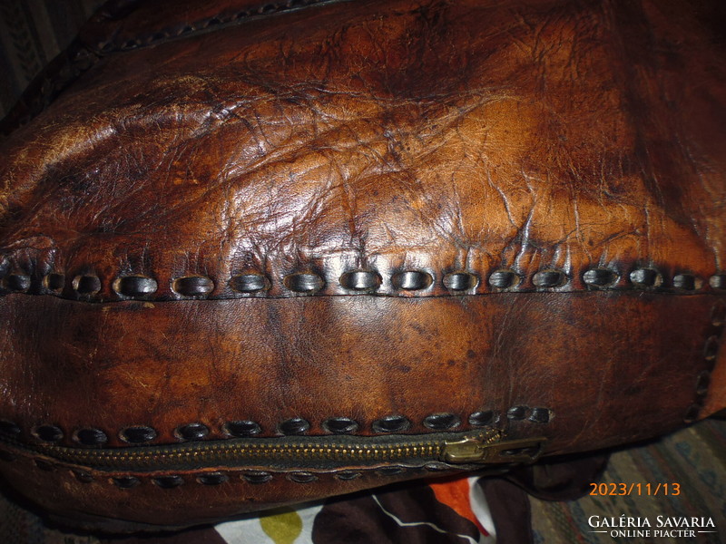 Különleges Vintage   patinás  bőr  kézi poggyász  ..HATALMAS ...valódi bőrből.