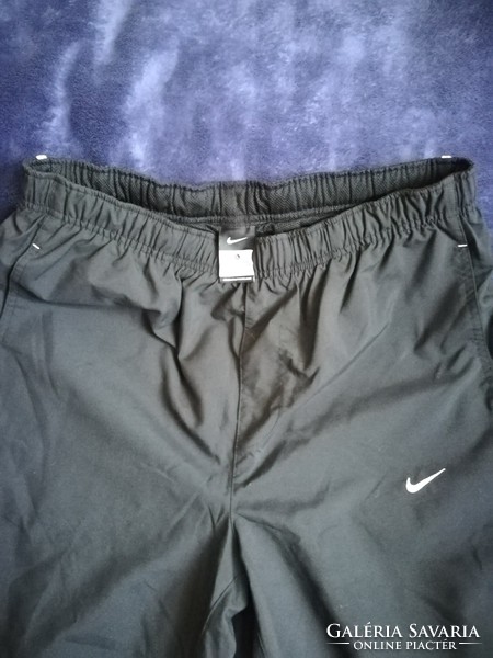 Nike L -es méret fekete nadrág, bélelt, alul gumis a lábszáránál