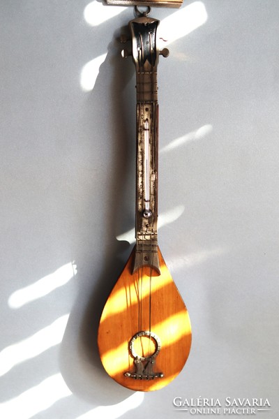 Mandolin-shaped thermometer