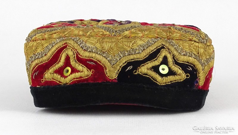1P627 Régi hímzett fekete tadzsik-üzbég tubeteika fejfedő kalap
