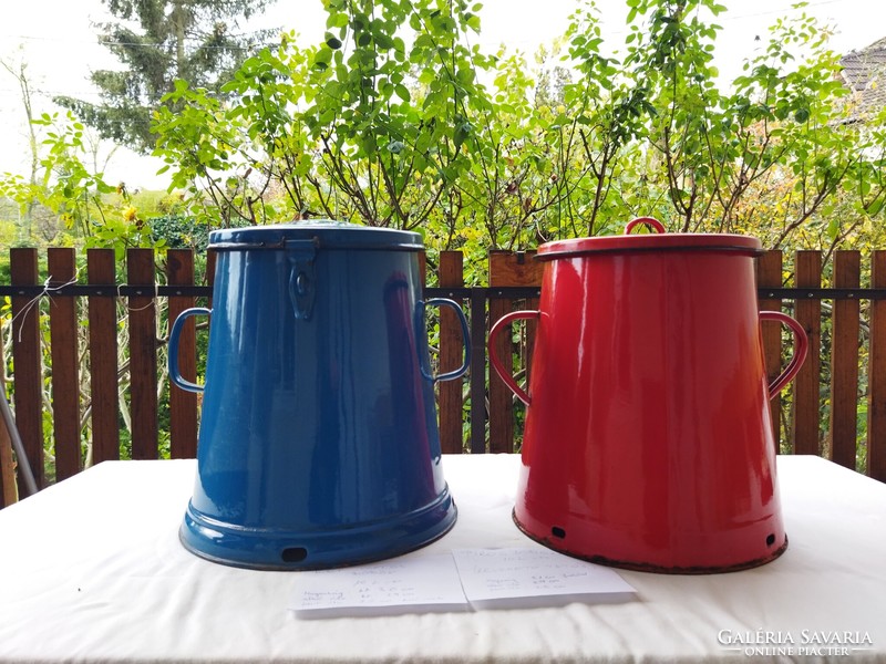 10-liter cans in red and blue