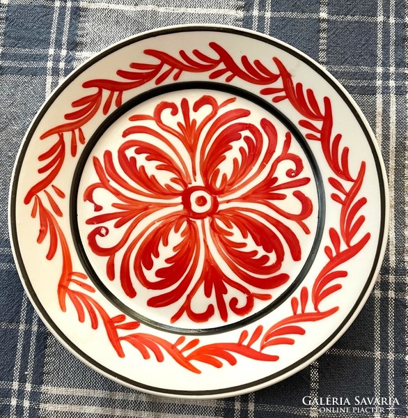 Józsa János Korondi fali tányér, dísz tányér, fehér-piros mintázatú.