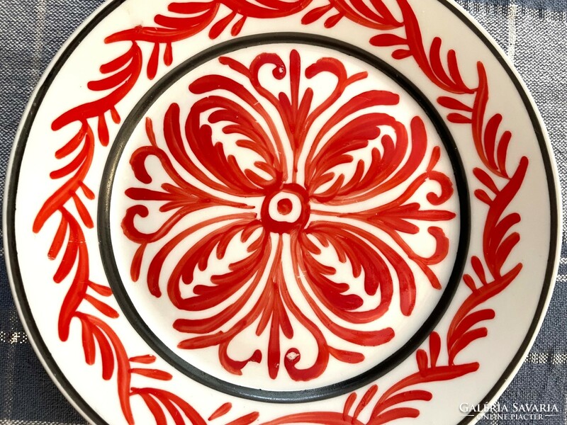Józsa János Korondi fali tányér, dísz tányér, fehér-piros mintázatú.