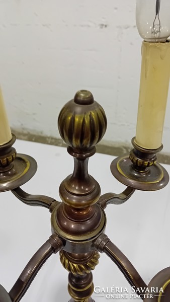 Négykaros, rendkívül dekoratív asztali lámpa