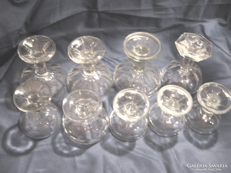 Antik, retro koktélos, serbetes üveg és kristály talpas poharak