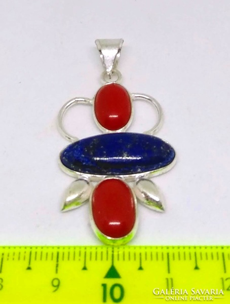 Lapis lazuli és vörös korall köves, ezüstözött foglalatú medál SA-98274