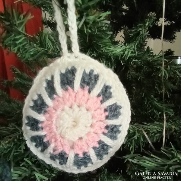 3-piece traditional crocheted Christmas tree decoration with a rustic pattern