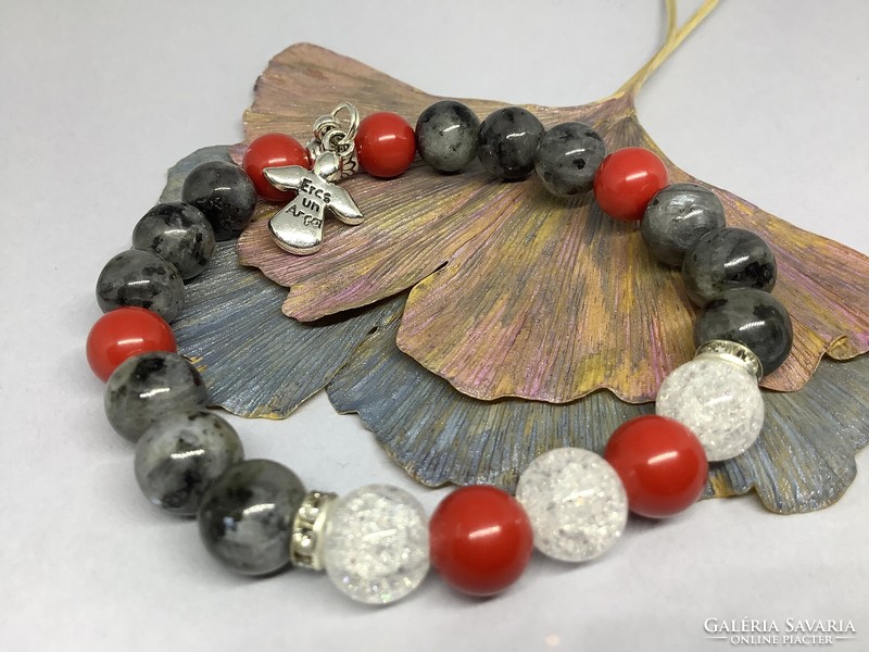 Discreet rock crystal, wild cinnabar and eminent labradorite are the great classics