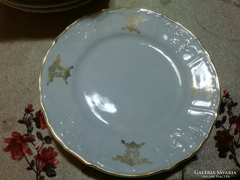 Porcelán tányérok 2.db . A képeken látható állapotban van