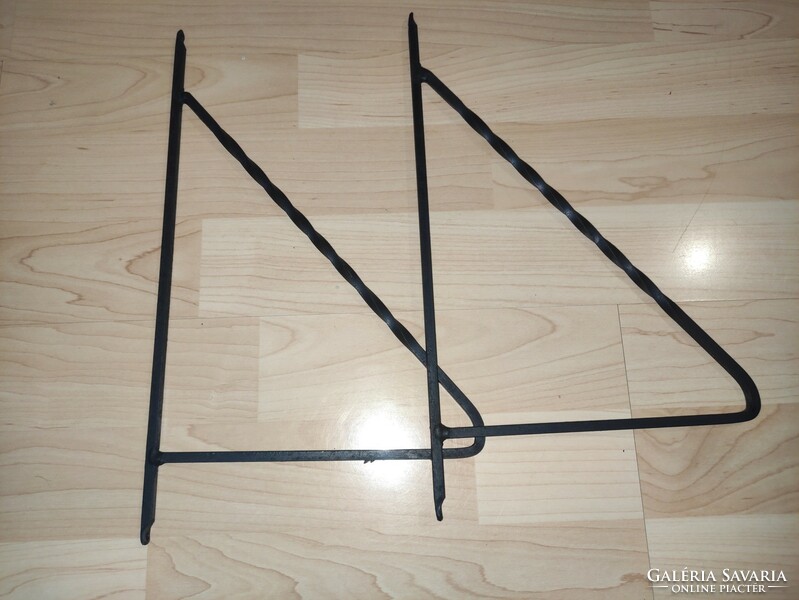 Wrought iron shelf holder in a pair