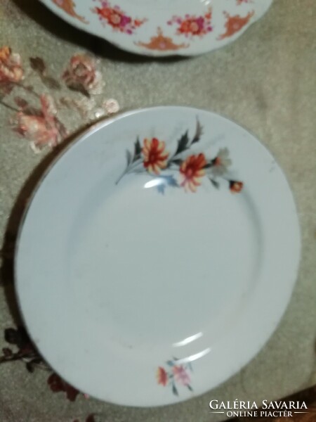 Porcelán tányérok 3 db . A képeken látható állapotban van