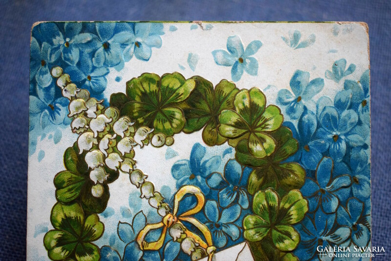 Antik dombornyomott üdvözlő képeslap - 4levelű lóhere szerencsepatkó gyöngyvirág nyíl