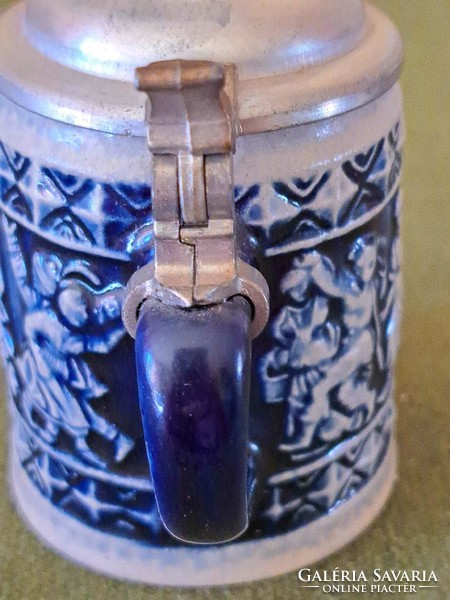 Mini kék mintás kerámia söröskorsó, felnyitható kupakkal a tetején, alján a jelölés elmosódott