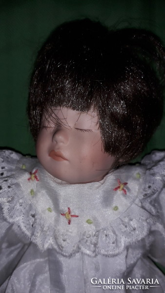 GYÖNYÖRŰ ÁLLAPOTÚ ÉLETHŰ babzsákos alvós karakter PORCELÁN művészbaba 22 cm a képek szerint