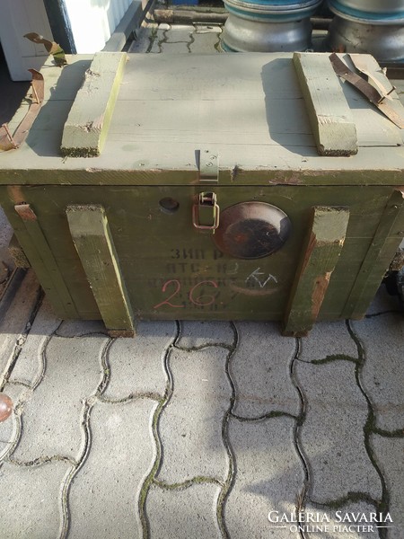 Retro military chest