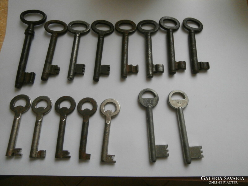 15 assorted old keys