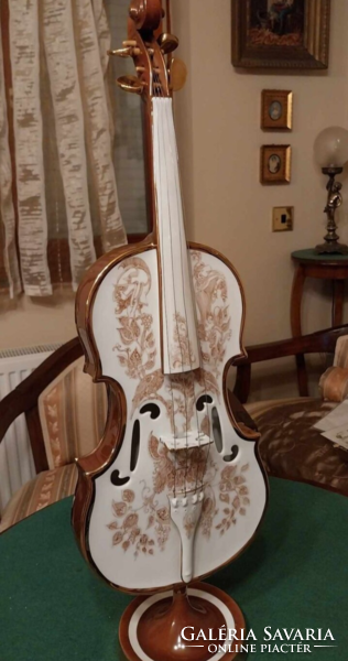 Szász Endre porcelán hegedű