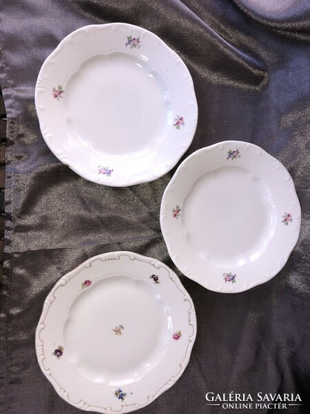 Zsolnay tányérok virág mintával 1927-28-as évekből! Nem teljes készlet!