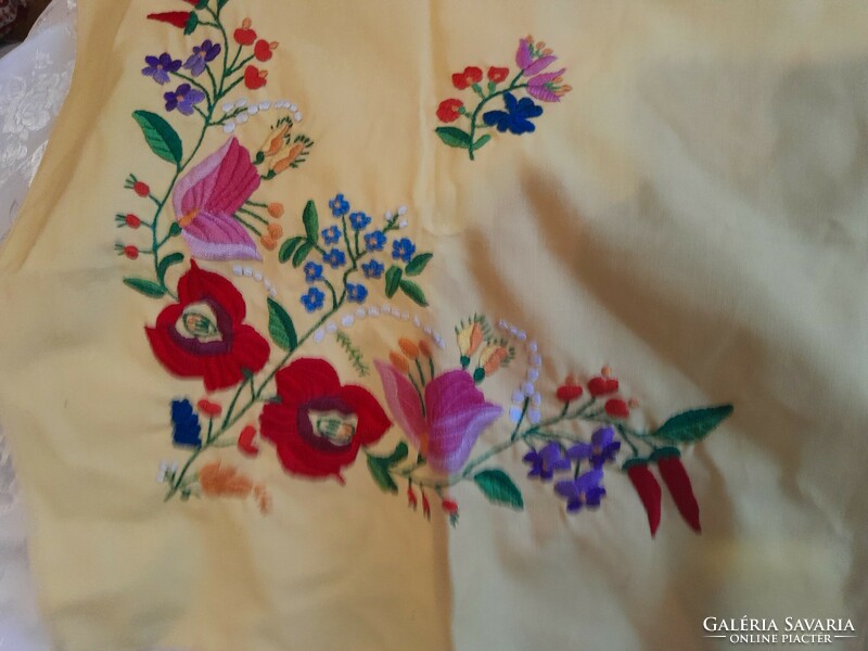 Beautiful embroidered tablecloth 86 cm