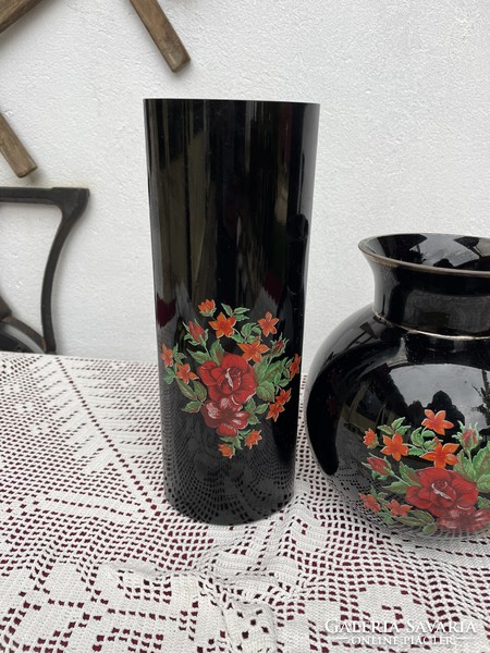Gyönyörű fekete alapon virágos mintával karcagi berekfürdői üveg váza Gyűjtői mid-century modern