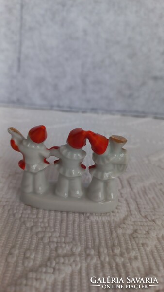 Antik miniatűr porcelán bohóczenekar, jelzett, 4,5 X 5,2 cm