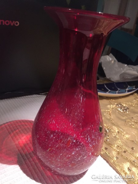 Piros, fehérrel megszórt váza eredeti címkével  (M6)
