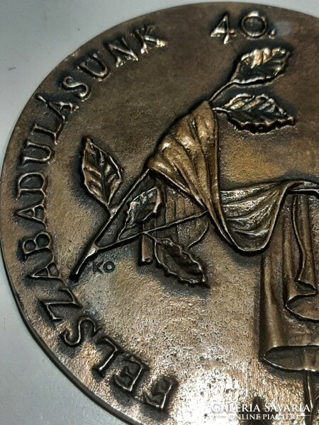 For the 40th anniversary of our liberation, bronze and copper plaque, 9.5 cm in diameter with K.O.