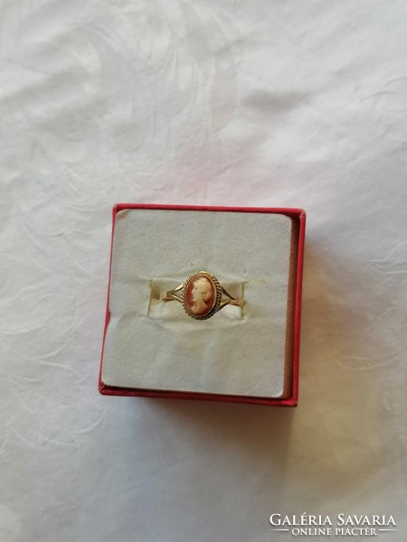 18 Karátos arany Kámea díszítésű gyűrű