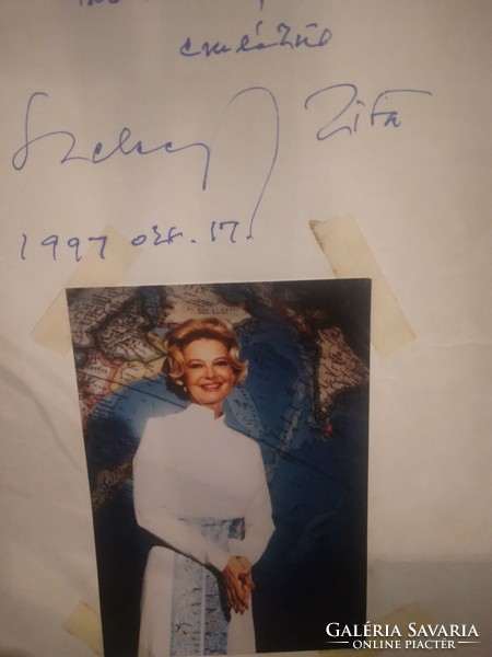 Autogram Szeleczky Zita művésznőtől  ,aláírás gyűjtő mappából ,A4 es méretű lapon található fénykép.