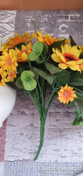White ceramic bay vase with sunflower bouquet