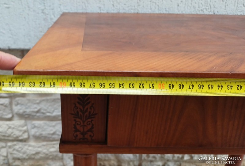 Antik Biedermeier fiókos iróasztal varróasztal kulccsal zàrható ,akàr szèkkel is .Kecses darab.Videó