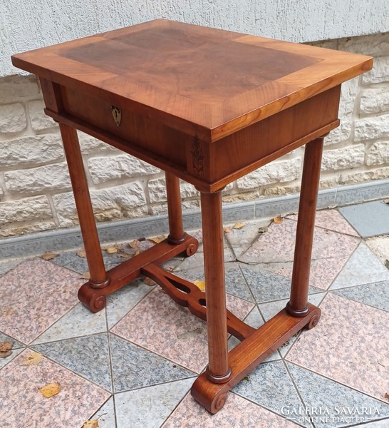 Antique Biedermeier desk with drawers, sewing table can be locked with a key, even with chairs. Graceful piece. Video