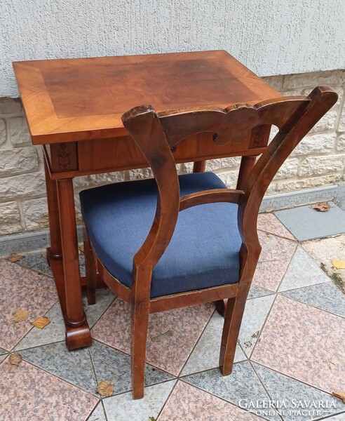 Antique Biedermeier desk with drawers, sewing table can be locked with a key, even with chairs. Graceful piece. Video