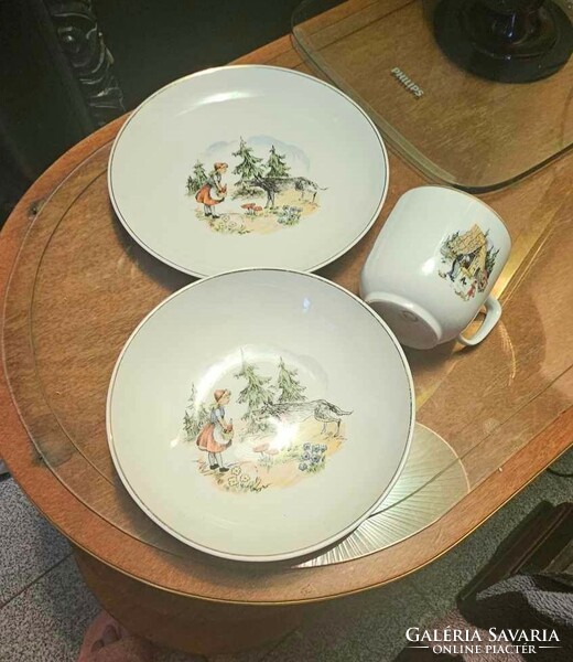 Hollóházi mesejelenetes porcelán