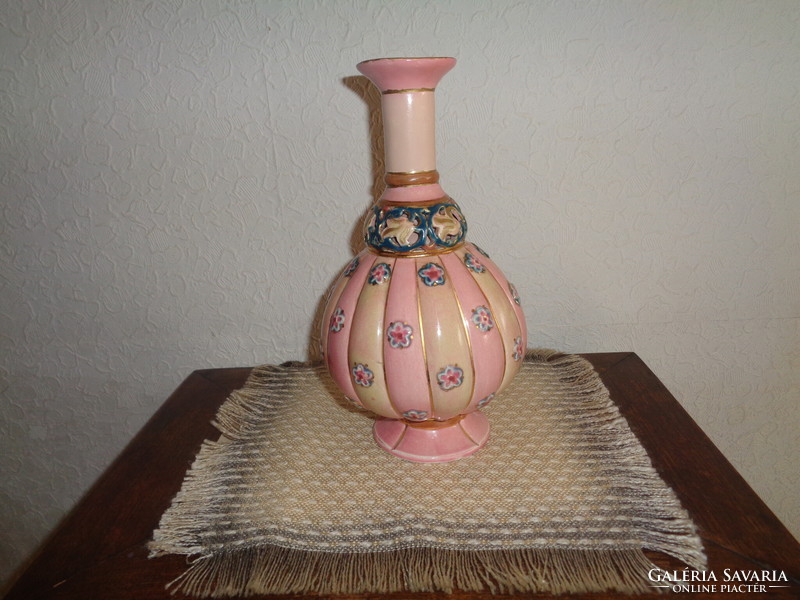 Zsolnay rózsaszín , historizáló , nyak résznél áttört , bordás , 1819.fsz. 24 cm magas váza