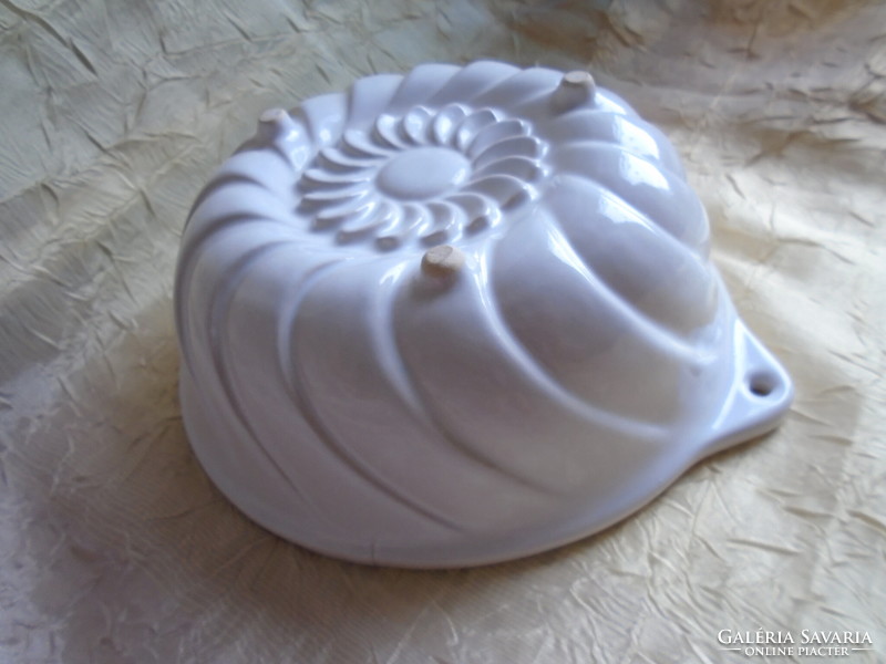 Fehér, kerámia sütőforma.  Átm. 18.3 cm.