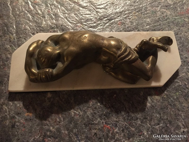 Alvó férfi - bronz kisplasztika márvány lapon (FÉD)