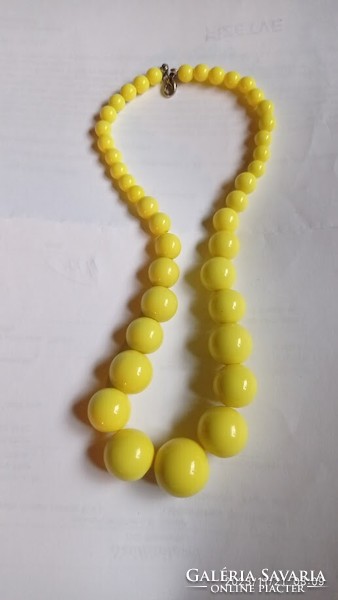 Nagy szemes nyaklánc, vintage divatos női ékszer sárga színű gyöngyökkel